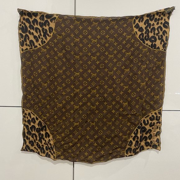 LOUIS VUITTON Silk Square - Used - Picture 2 of 7
